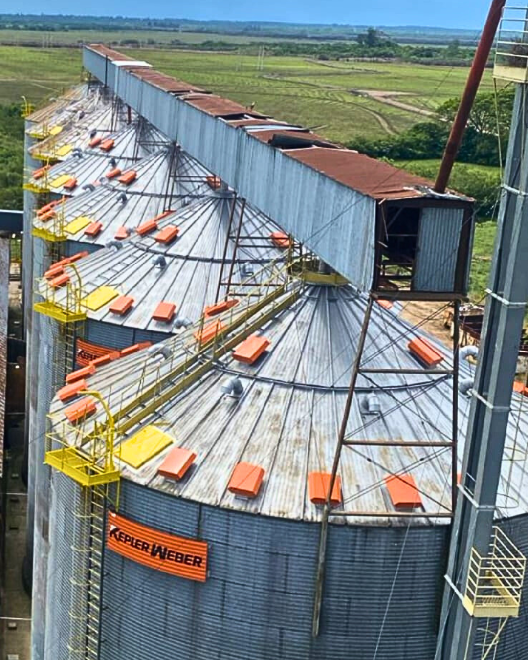 Topo de silos com guarda-corpo.